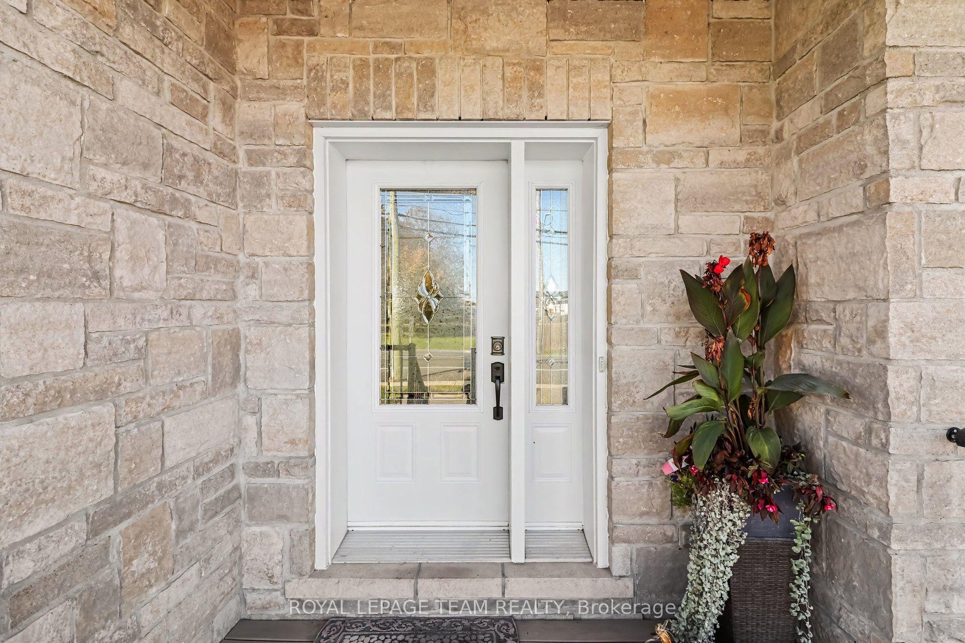 Photo 2 of 624 St Lawrence Street, North Dundas, Winchester — HOMEH