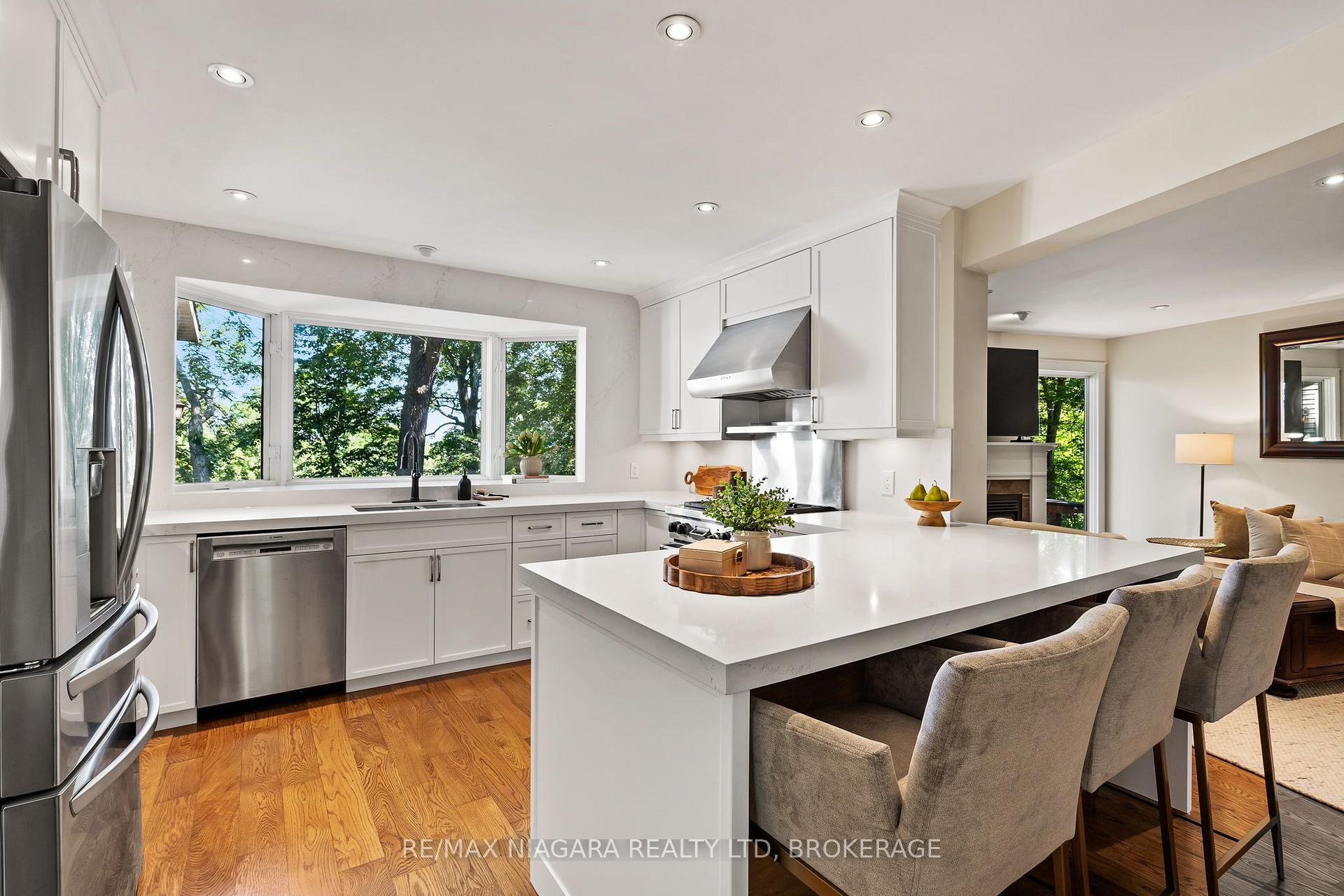 Photo 3 of 429 Ridge Road E, Grimsby, Grimsby Escarpment — HOMEH