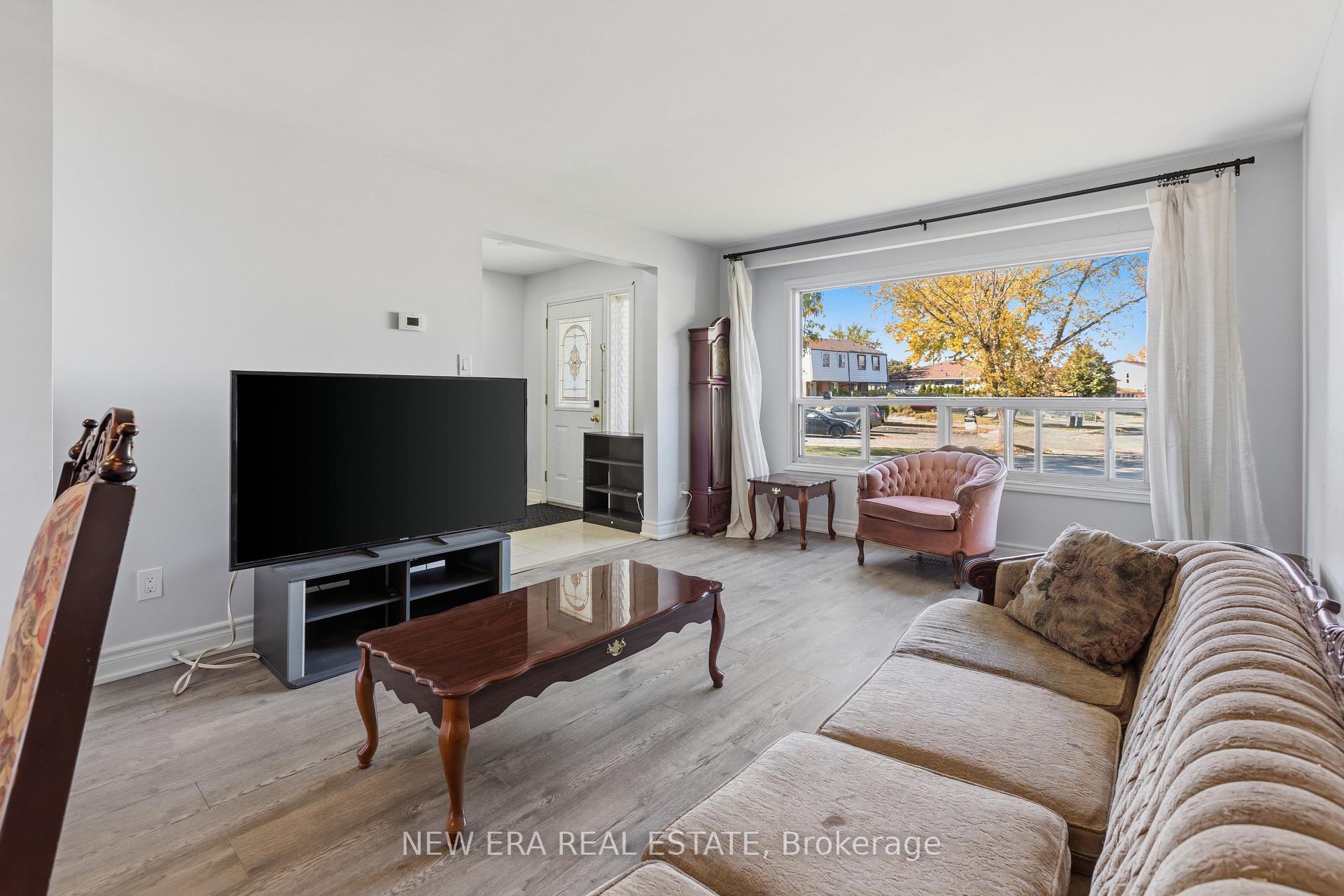 Photo 3 of 7306 Sills Road, Mississauga, Malton — HOMEH