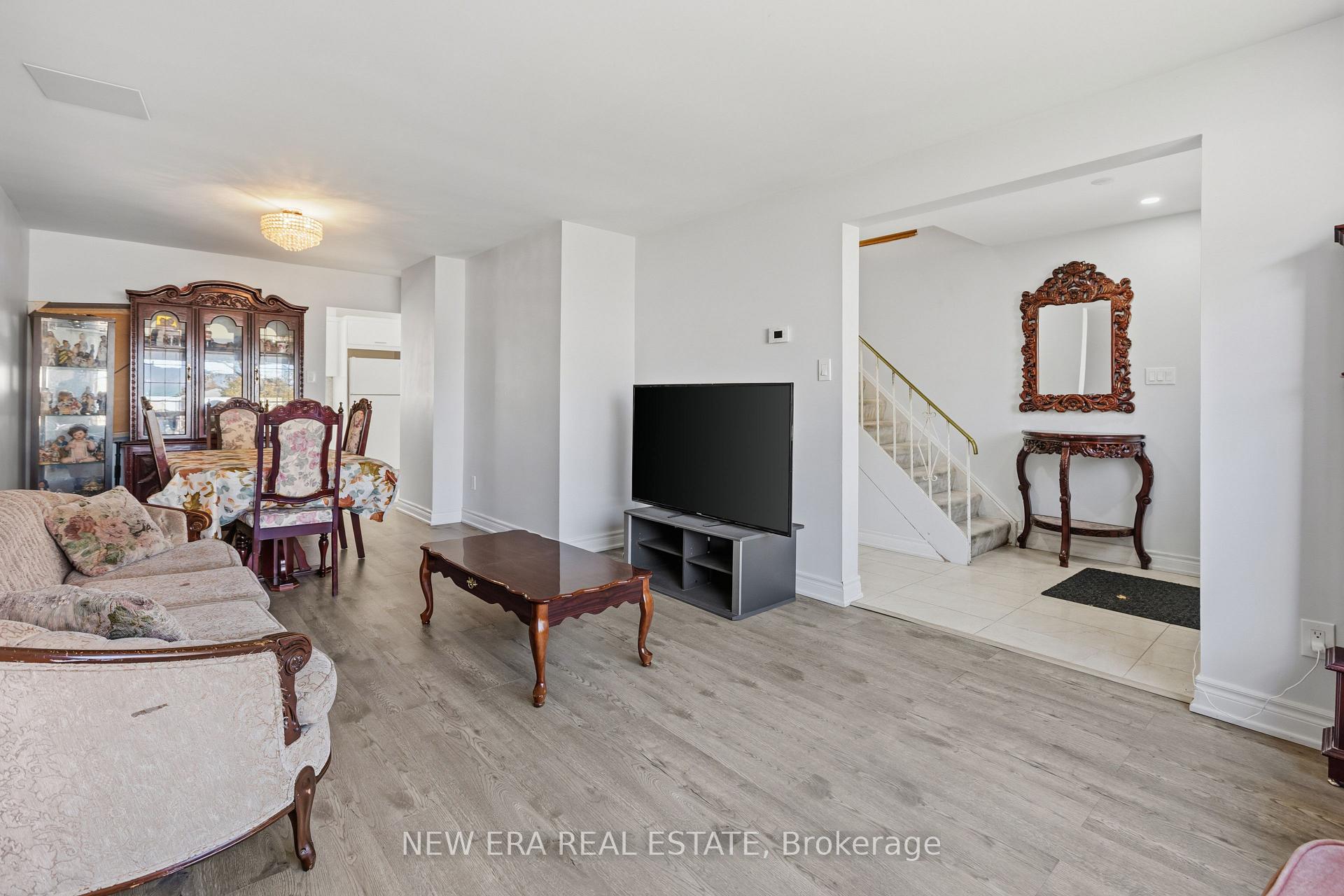 Photo 4 of 7306 Sills Road, Mississauga, Malton — HOMEH