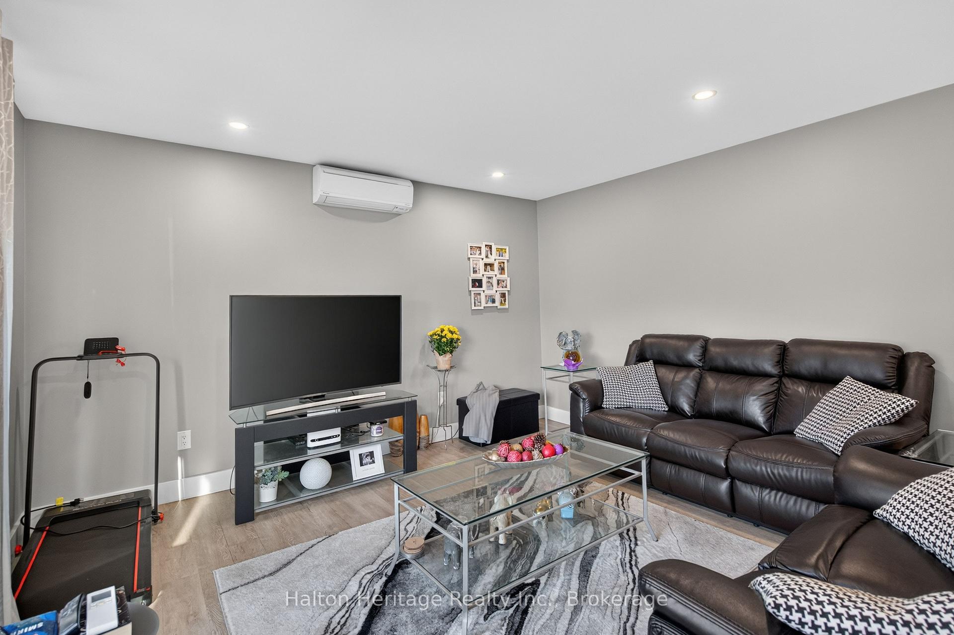 Photo 5 of 841 Tenth Avenue, Hamilton, Hampton Heights — HOMEH