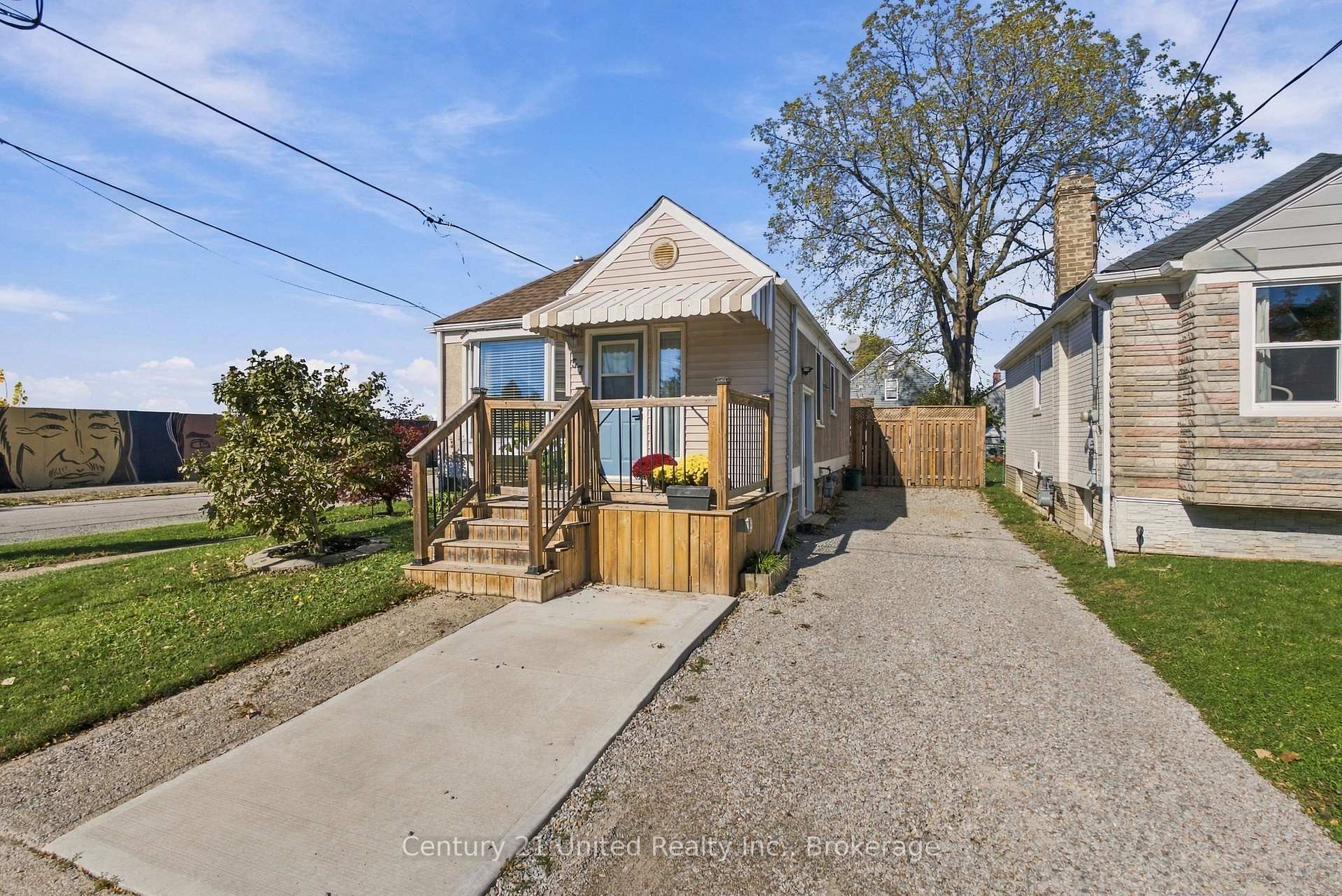 Photo 4 of 57 Sherwood Avenue, St. Catharines, Downtown — HOMEH