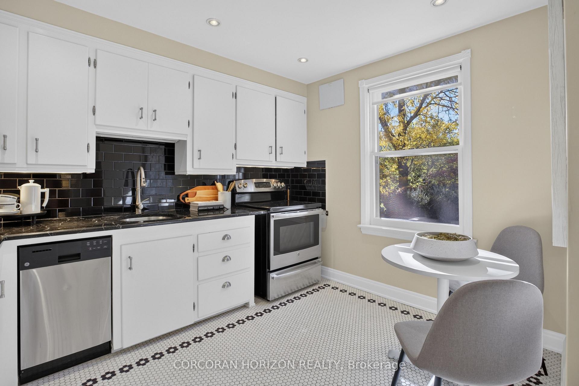 Photo 16 of 27 Armour Boulevard, Toronto, Bedford Park-Nortown — HOMEH