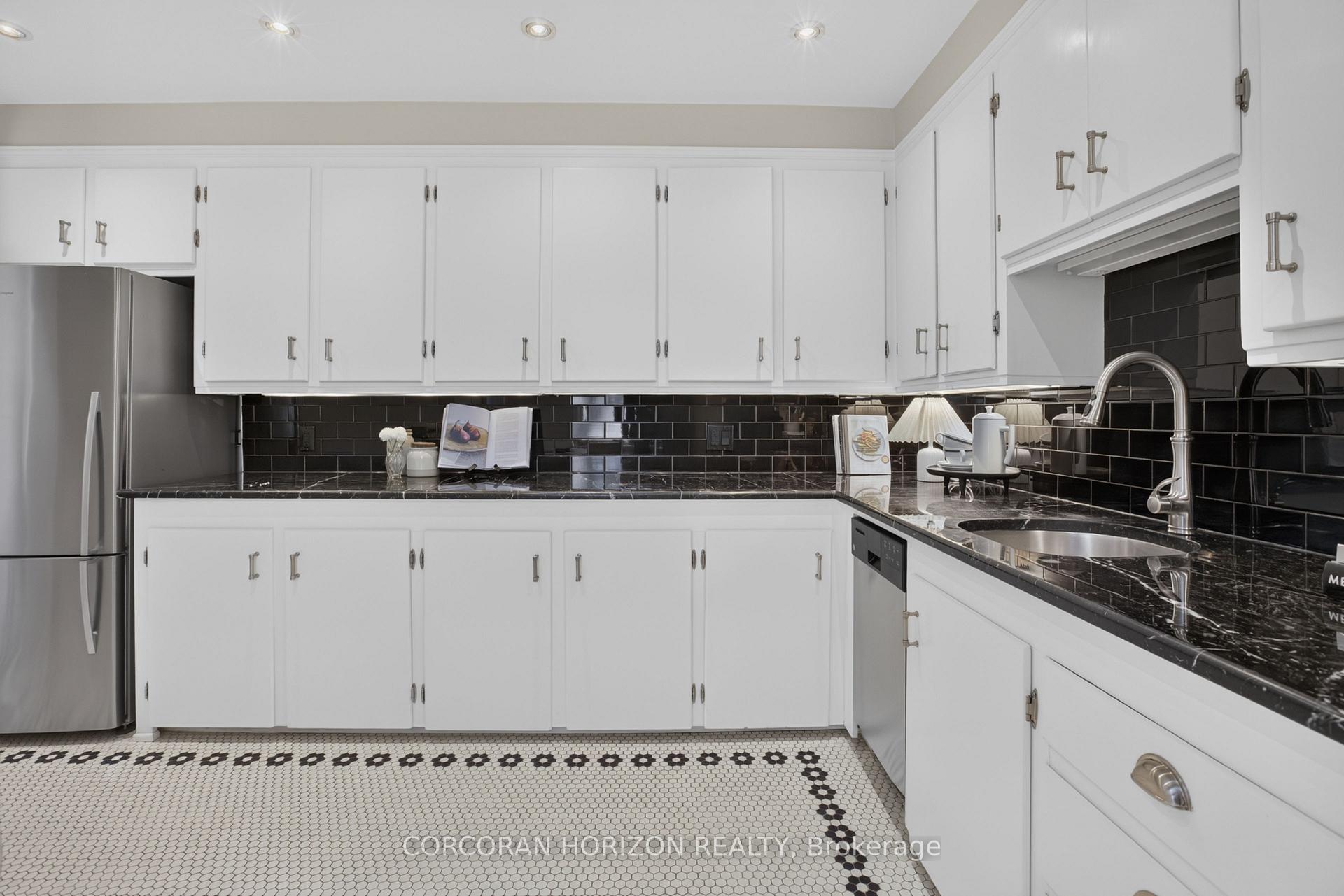 Photo 19 of 27 Armour Boulevard, Toronto, Bedford Park-Nortown — HOMEH
