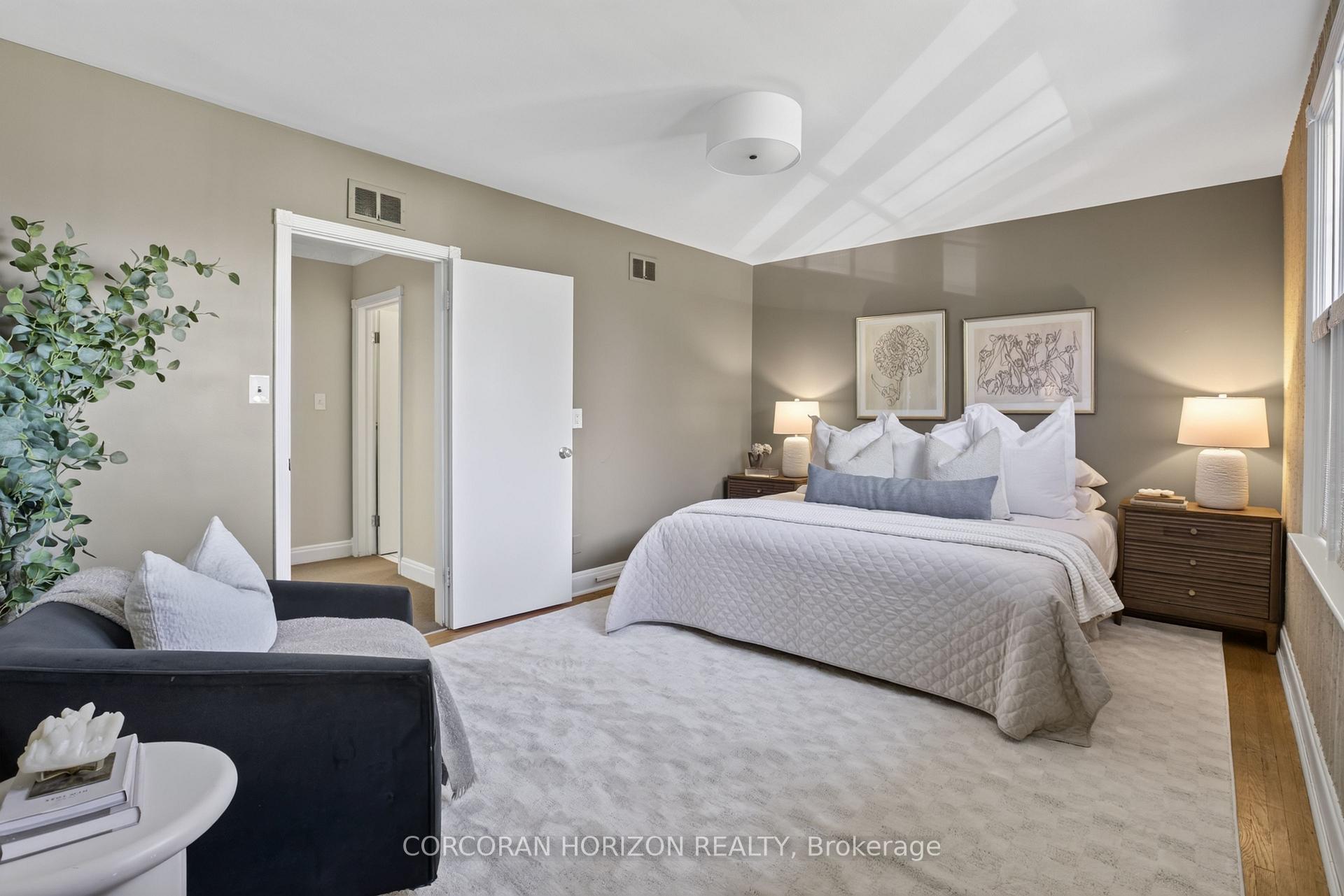 Photo 23 of 27 Armour Boulevard, Toronto, Bedford Park-Nortown — HOMEH