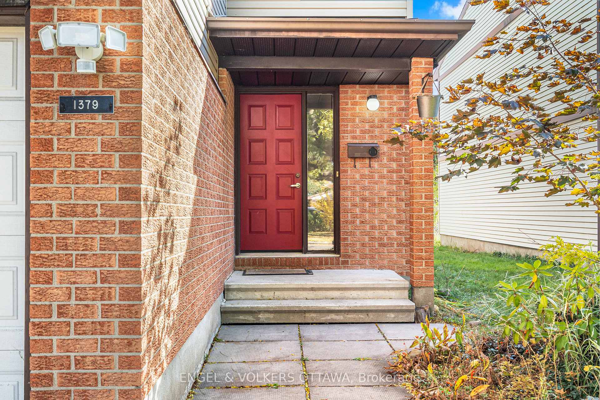 Photo 3 of 1379 Ambridge Way, Ottawa, Courtland Park — HOMEH
