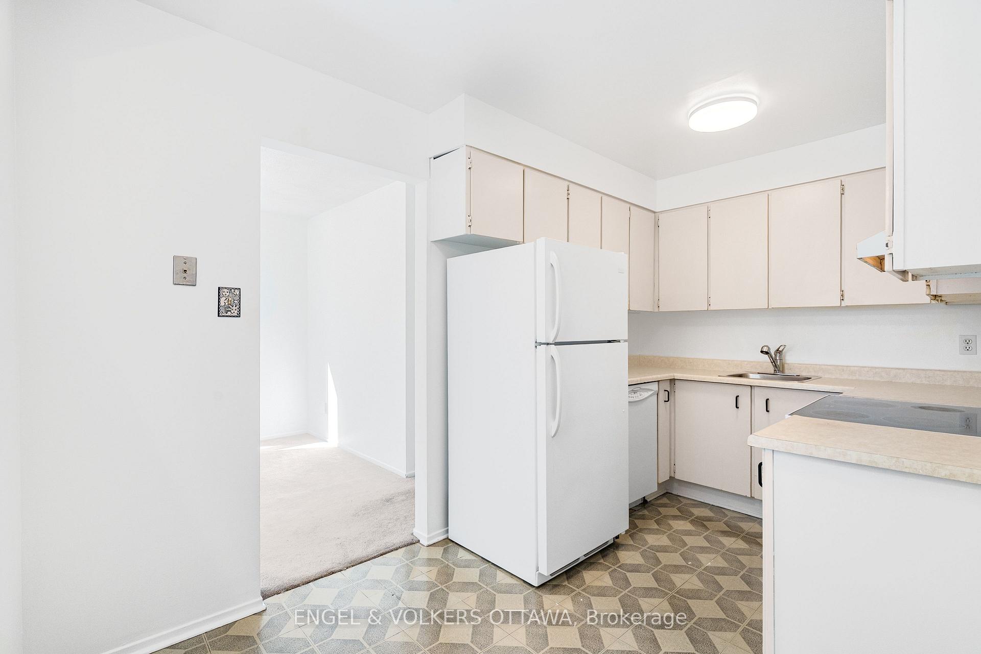 Photo 13 of 1379 Ambridge Way, Ottawa, Courtland Park — HOMEH