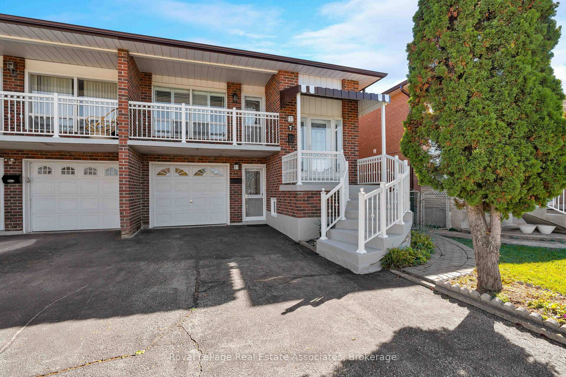Photo 3 of 7 Capstan Court, North York, Glenfield-Jane Heights — HOMEH
