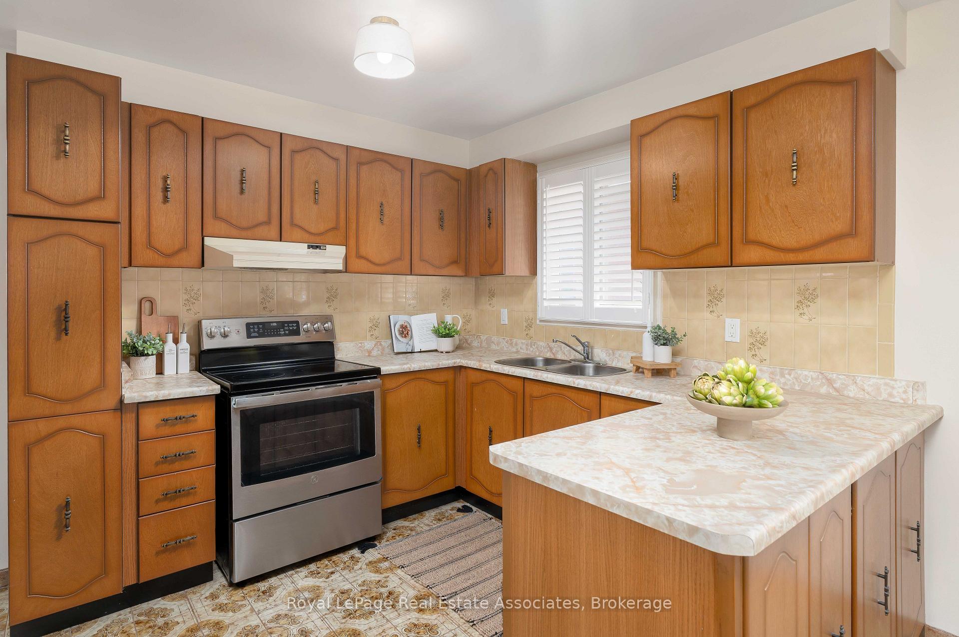 Photo 17 of 7 Capstan Court, North York, Glenfield-Jane Heights — HOMEH
