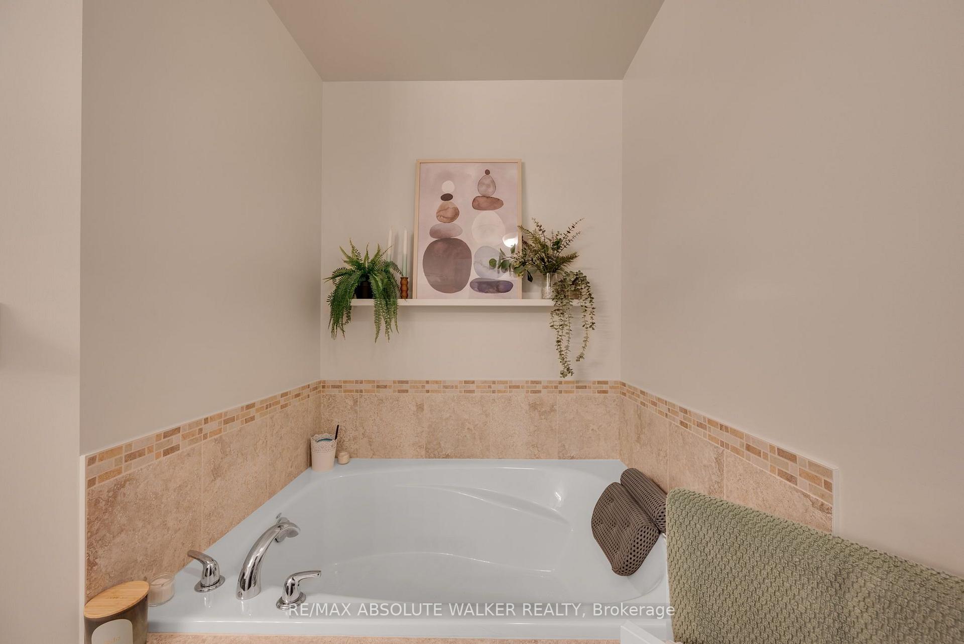 Photo 15 of 518 Fordell Avenue, Ottawa, Kanata - Morgan's Grant/South March — HOMEH