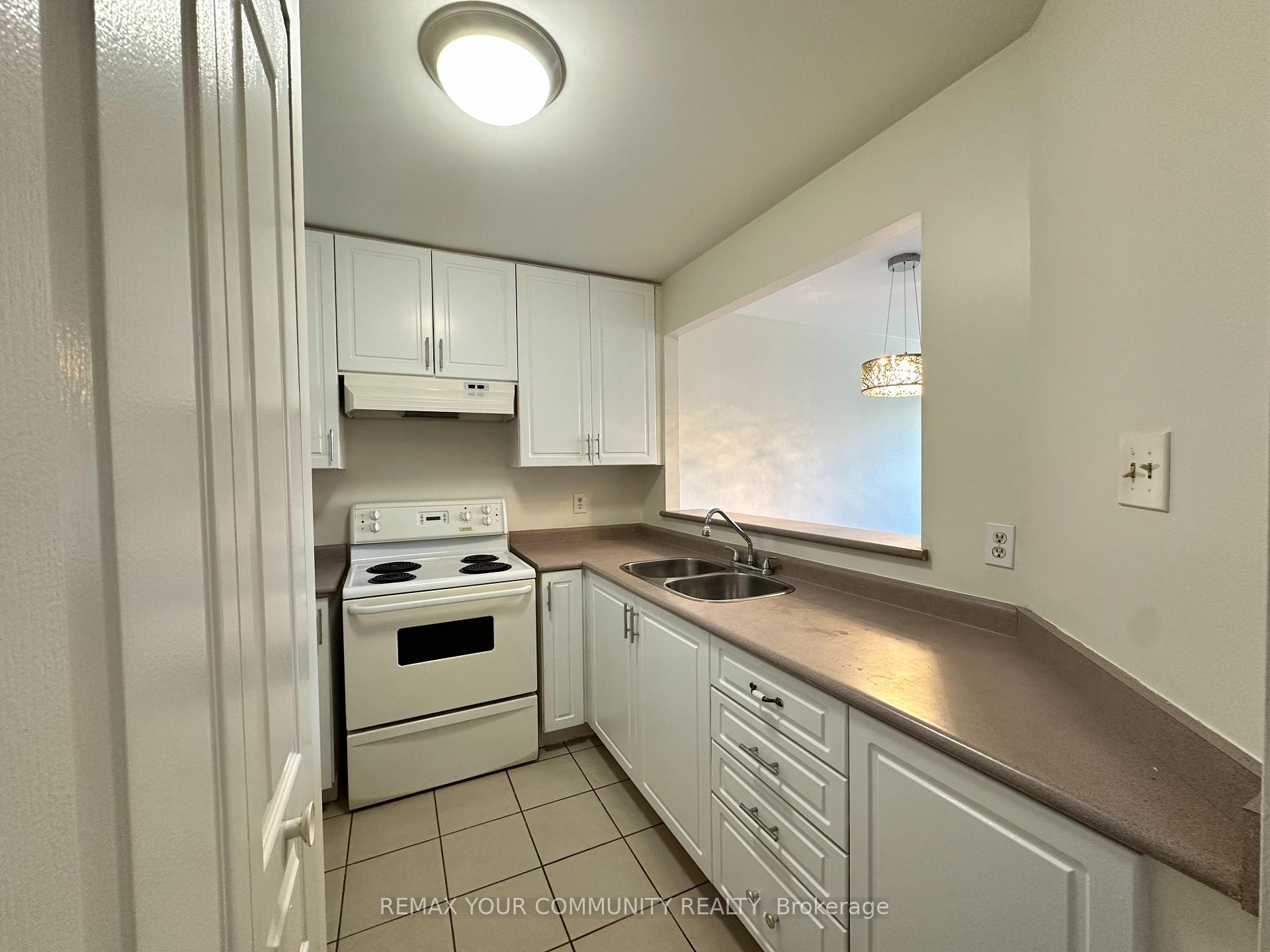 Photo 5 of Unit 305, 15207 Yonge Street, Aurora, Aurora Village — HOMEH