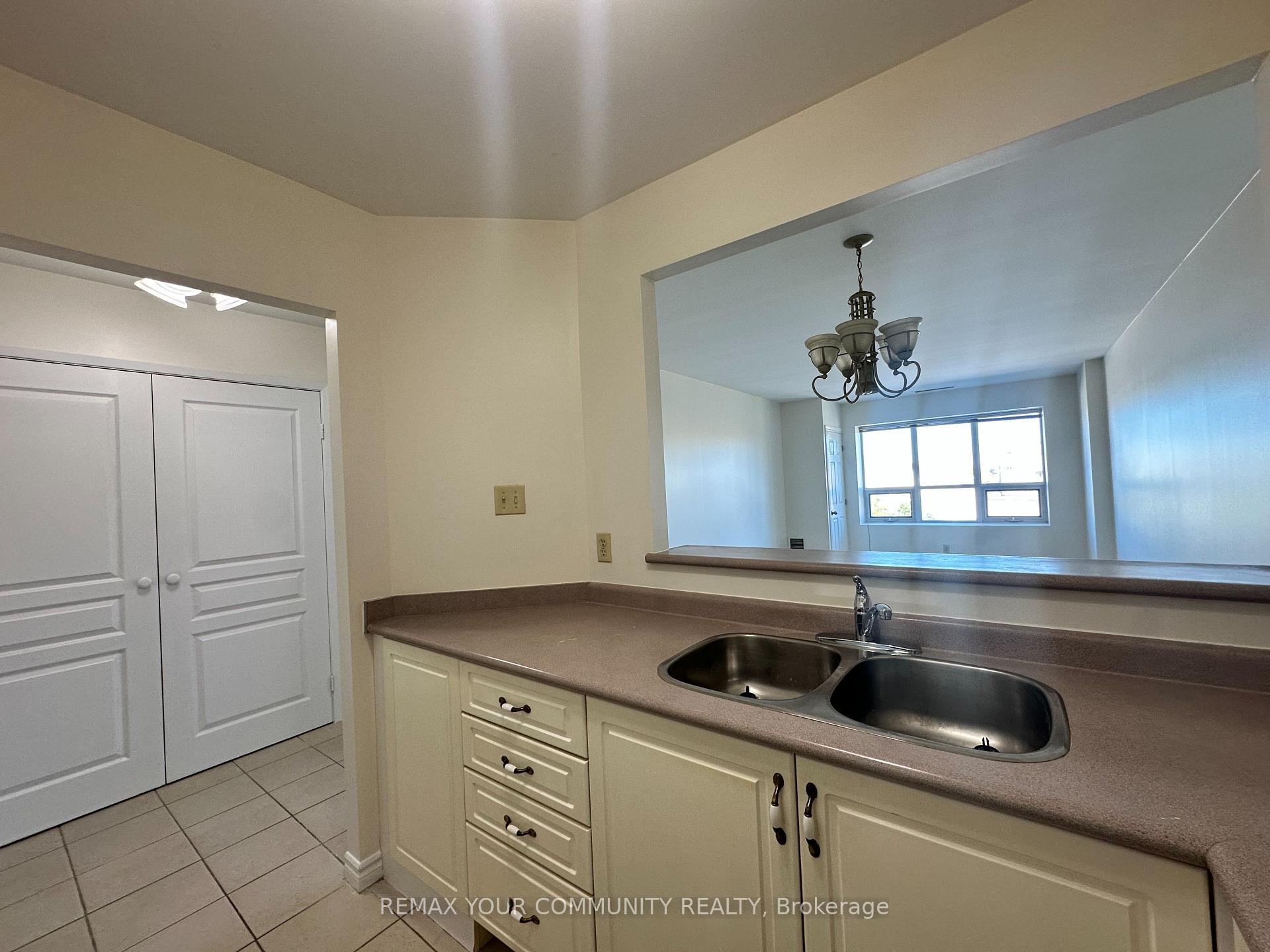 Photo 5 of Unit 503, 15207 Yonge Street, Aurora, Aurora Village — HOMEH