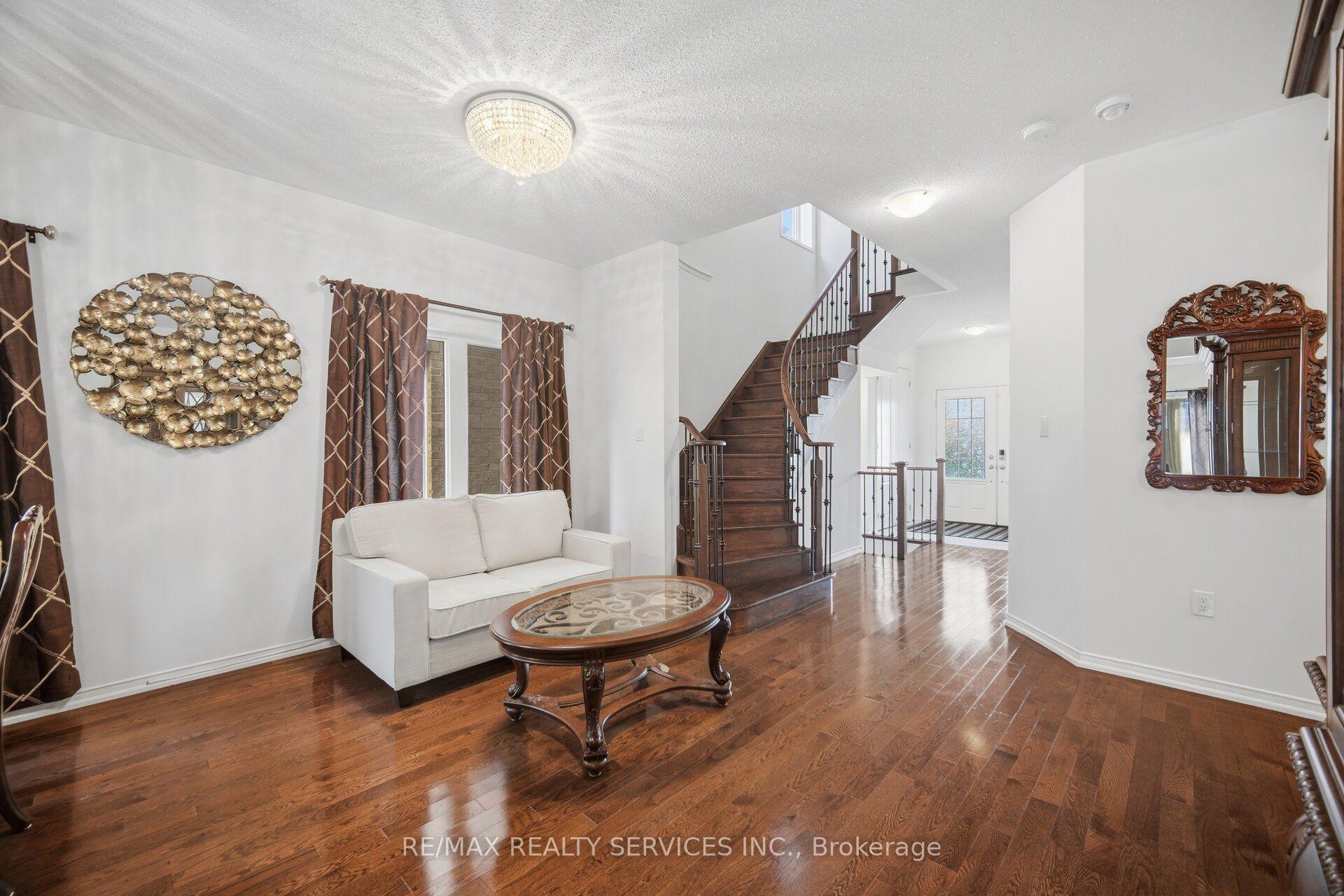 Photo 5 of 1736 Douglas Langtree Drive, Oshawa, Taunton — HOMEH