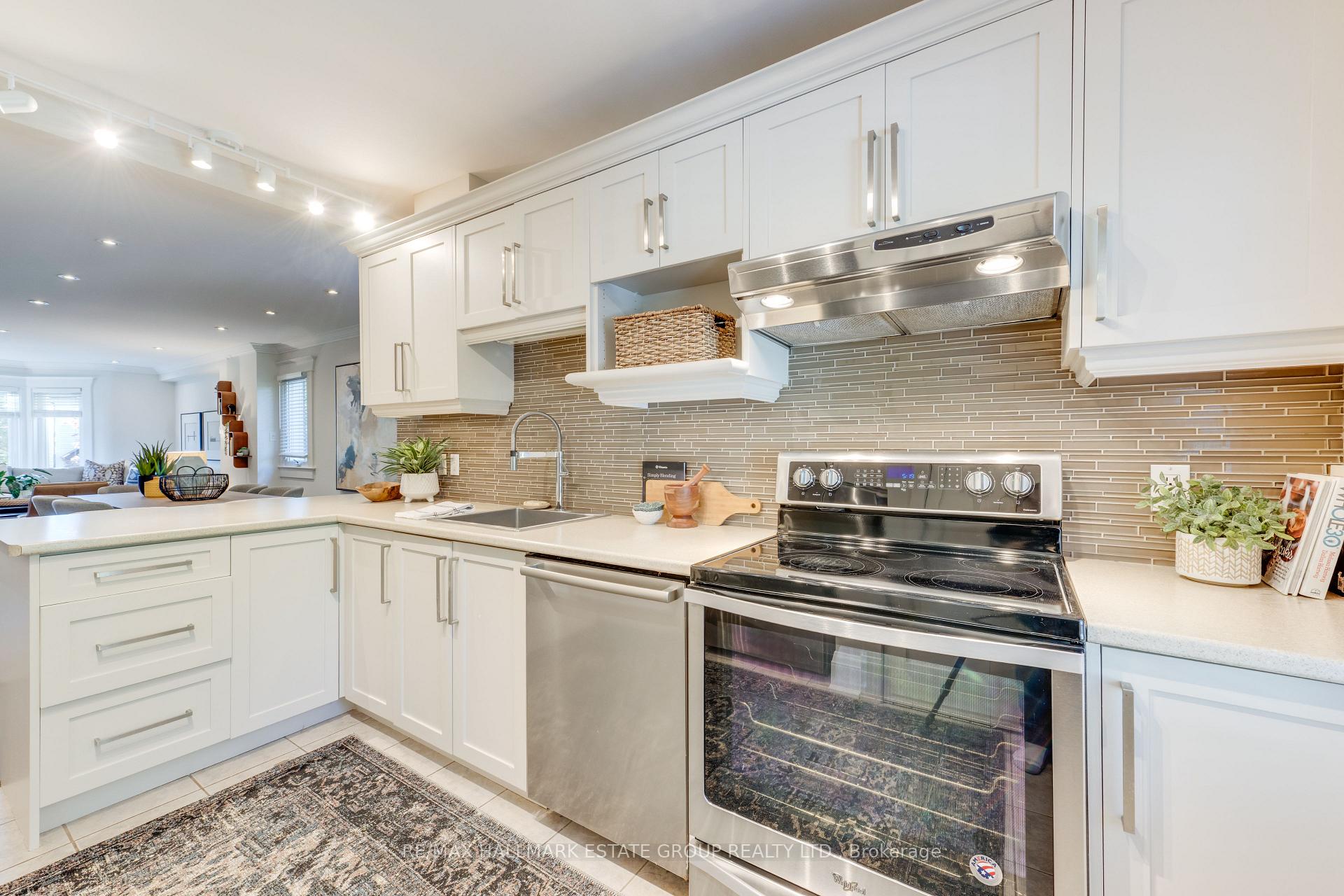 Photo 10 of 105 Lee Avenue, Toronto, The Beaches — HOMEH