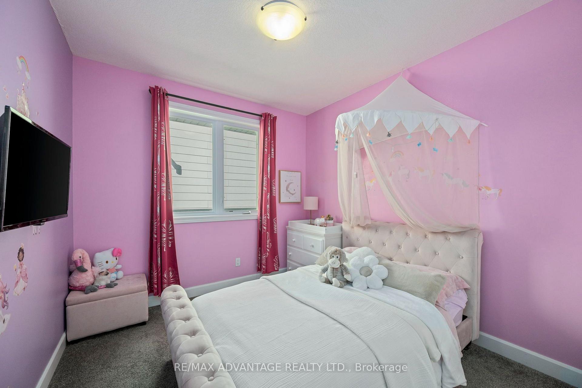 Photo 9 of 290 Walnut Street, Lucan Biddulph, Lucan — HOMEH