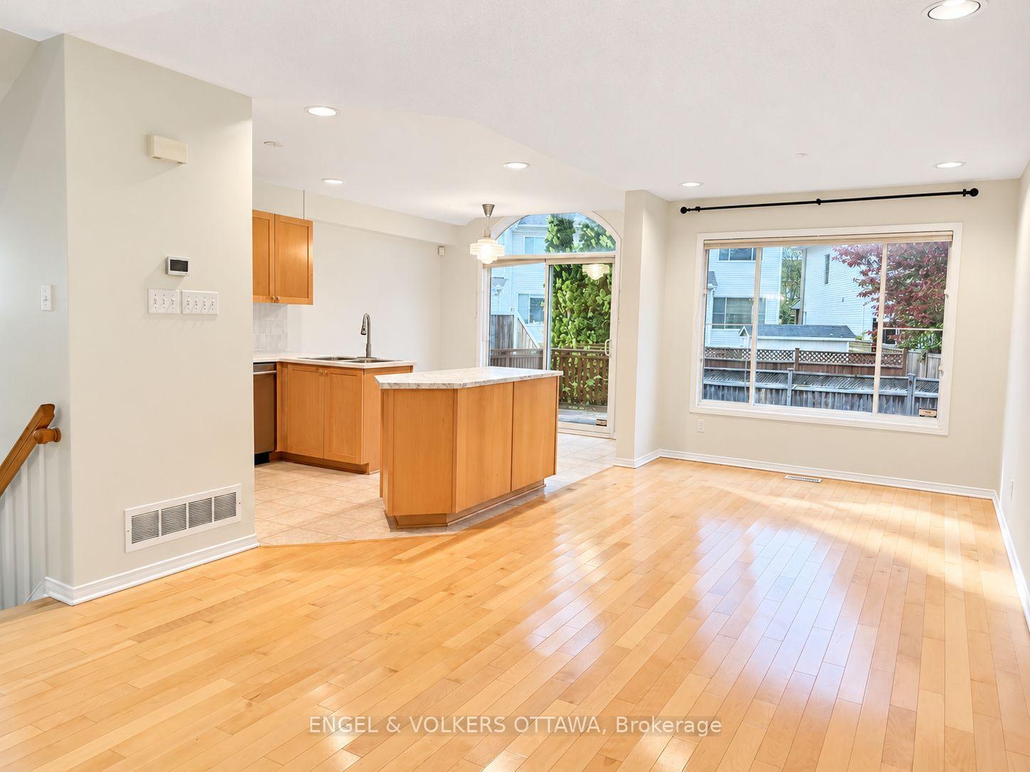 Photo 2 of 124 Landover Crescent, Ottawa, Kanata - Emerald Meadows/Trailwest — HOMEH