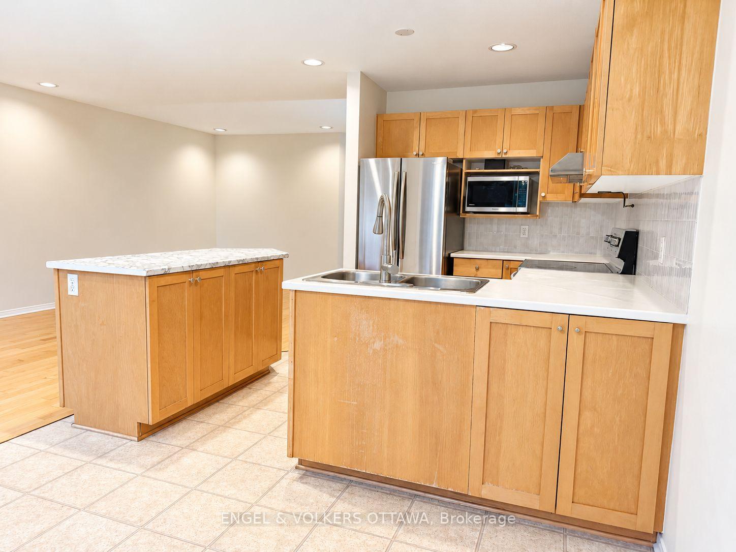 Photo 3 of 124 Landover Crescent, Ottawa, Kanata - Emerald Meadows/Trailwest — HOMEH