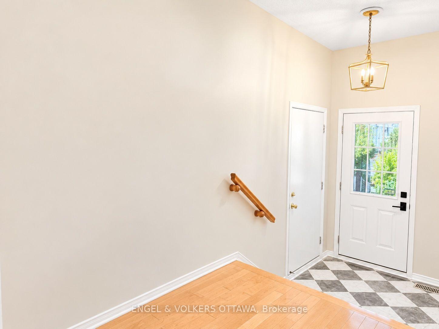 Photo 4 of 124 Landover Crescent, Ottawa, Kanata - Emerald Meadows/Trailwest — HOMEH
