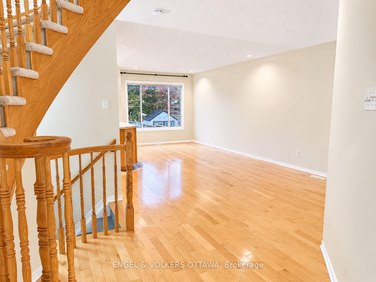 Photo 5 of 124 Landover Crescent, Ottawa, Kanata - Emerald Meadows/Trailwest — HOMEH
