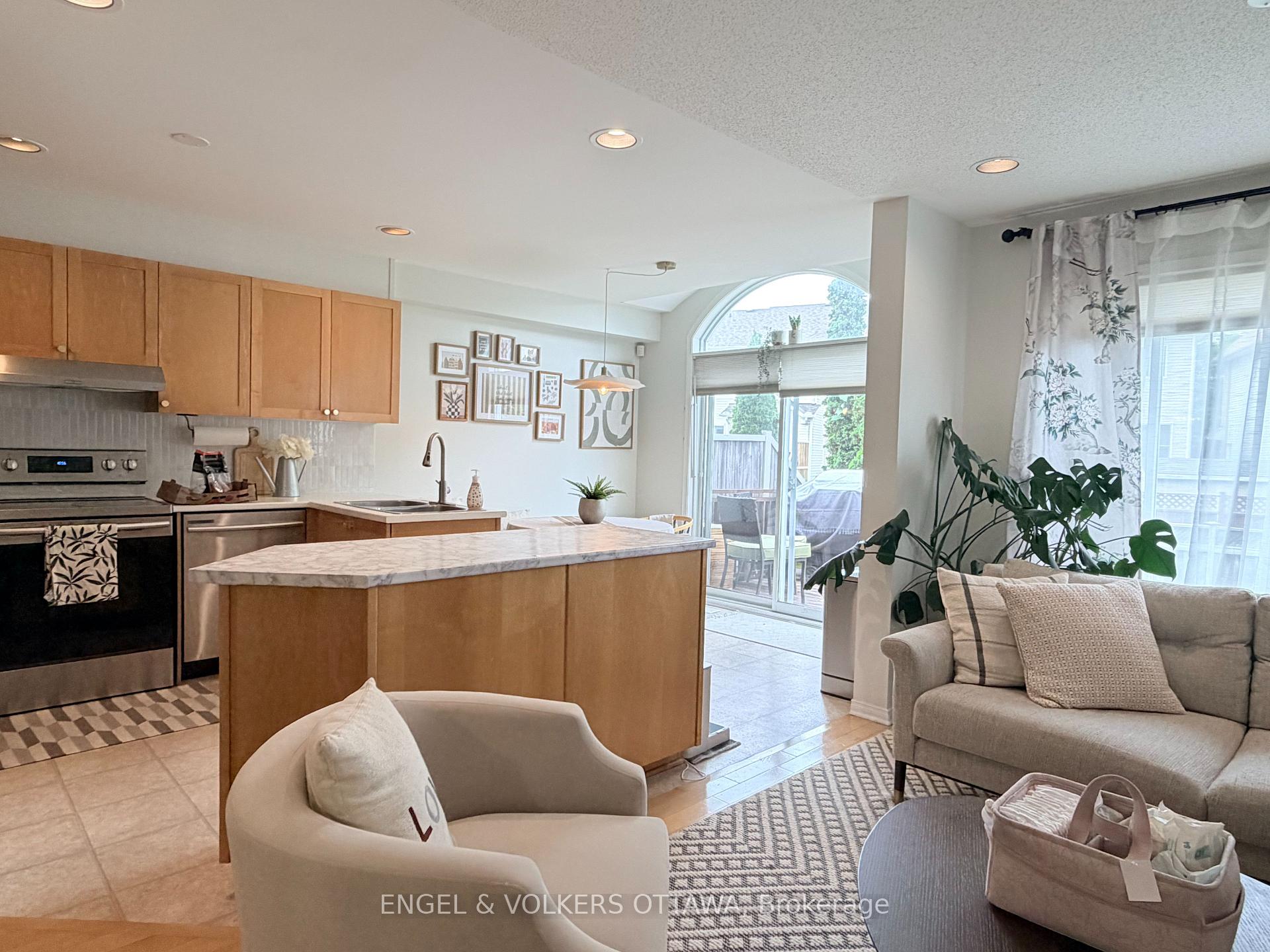 Photo 6 of 124 Landover Crescent, Ottawa, Kanata - Emerald Meadows/Trailwest — HOMEH