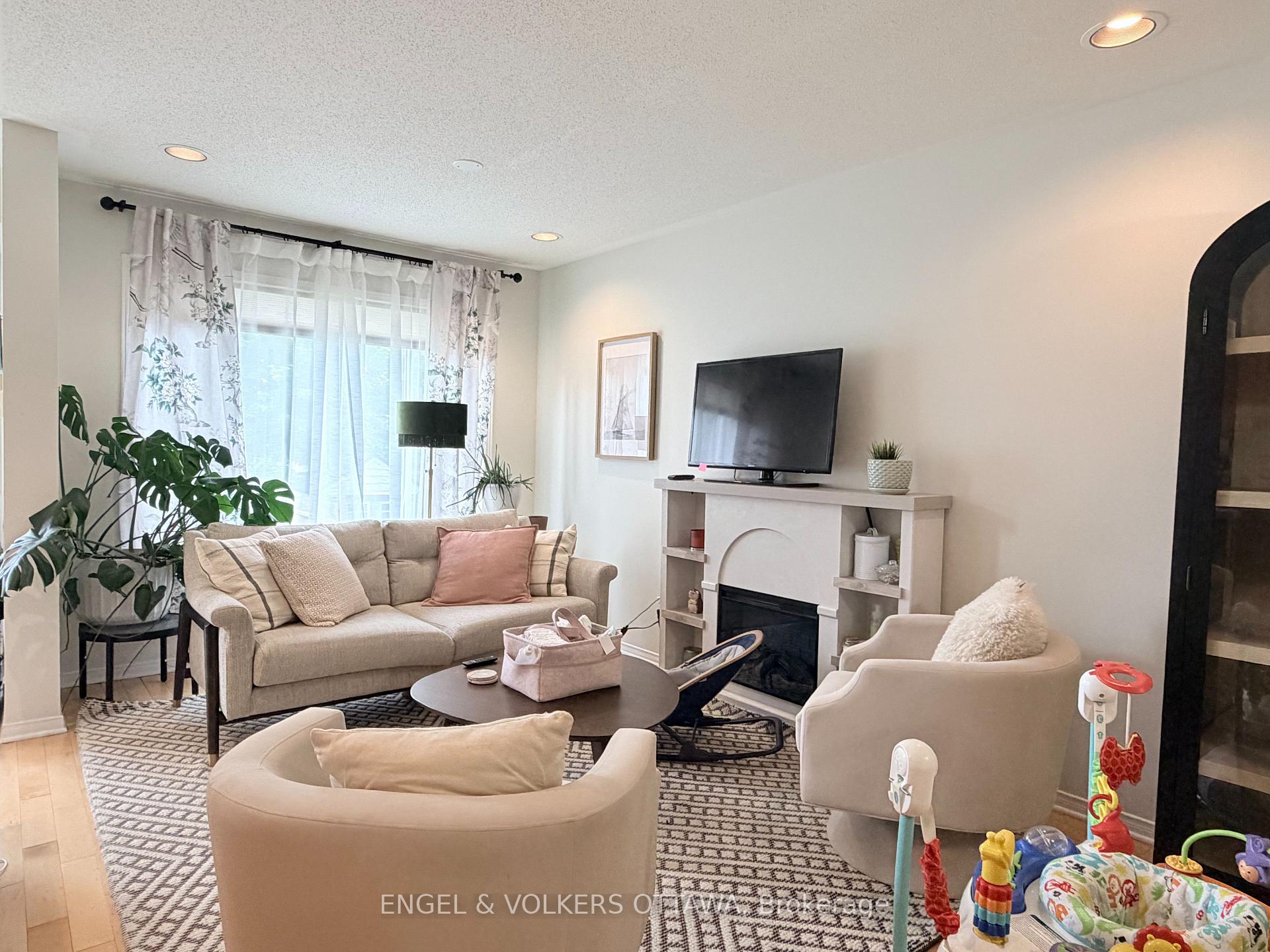 Photo 7 of 124 Landover Crescent, Ottawa, Kanata - Emerald Meadows/Trailwest — HOMEH