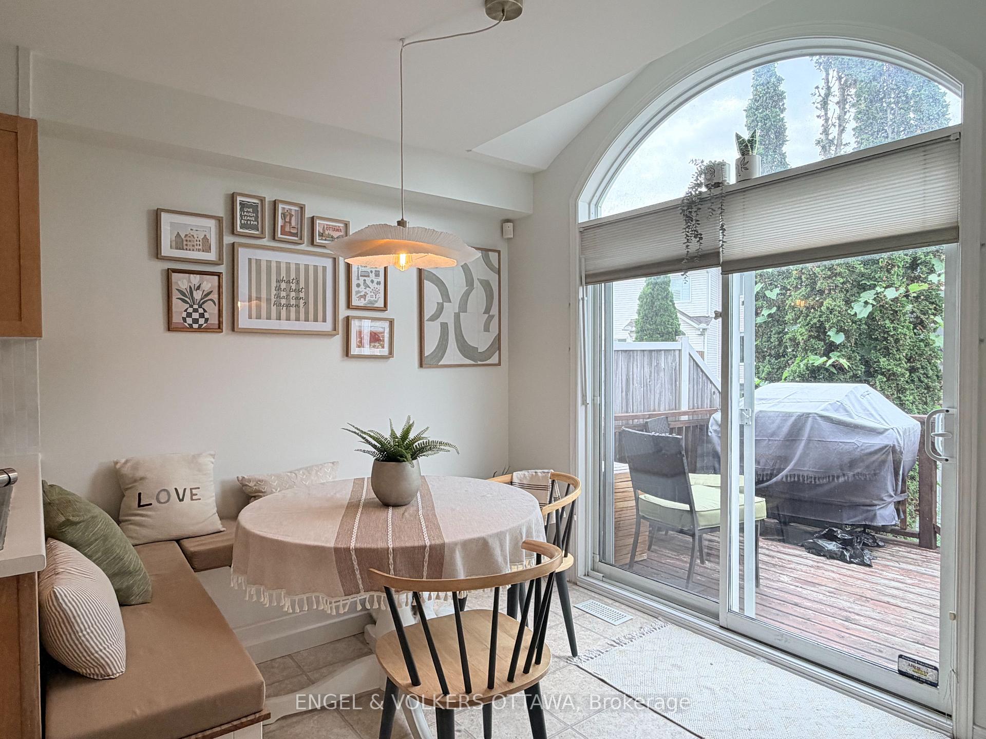 Photo 8 of 124 Landover Crescent, Ottawa, Kanata - Emerald Meadows/Trailwest — HOMEH
