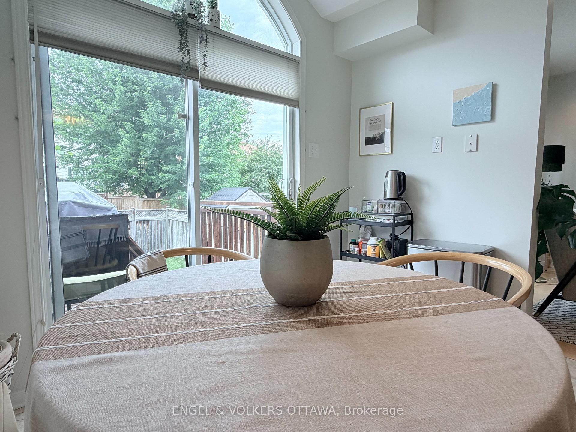 Photo 9 of 124 Landover Crescent, Ottawa, Kanata - Emerald Meadows/Trailwest — HOMEH
