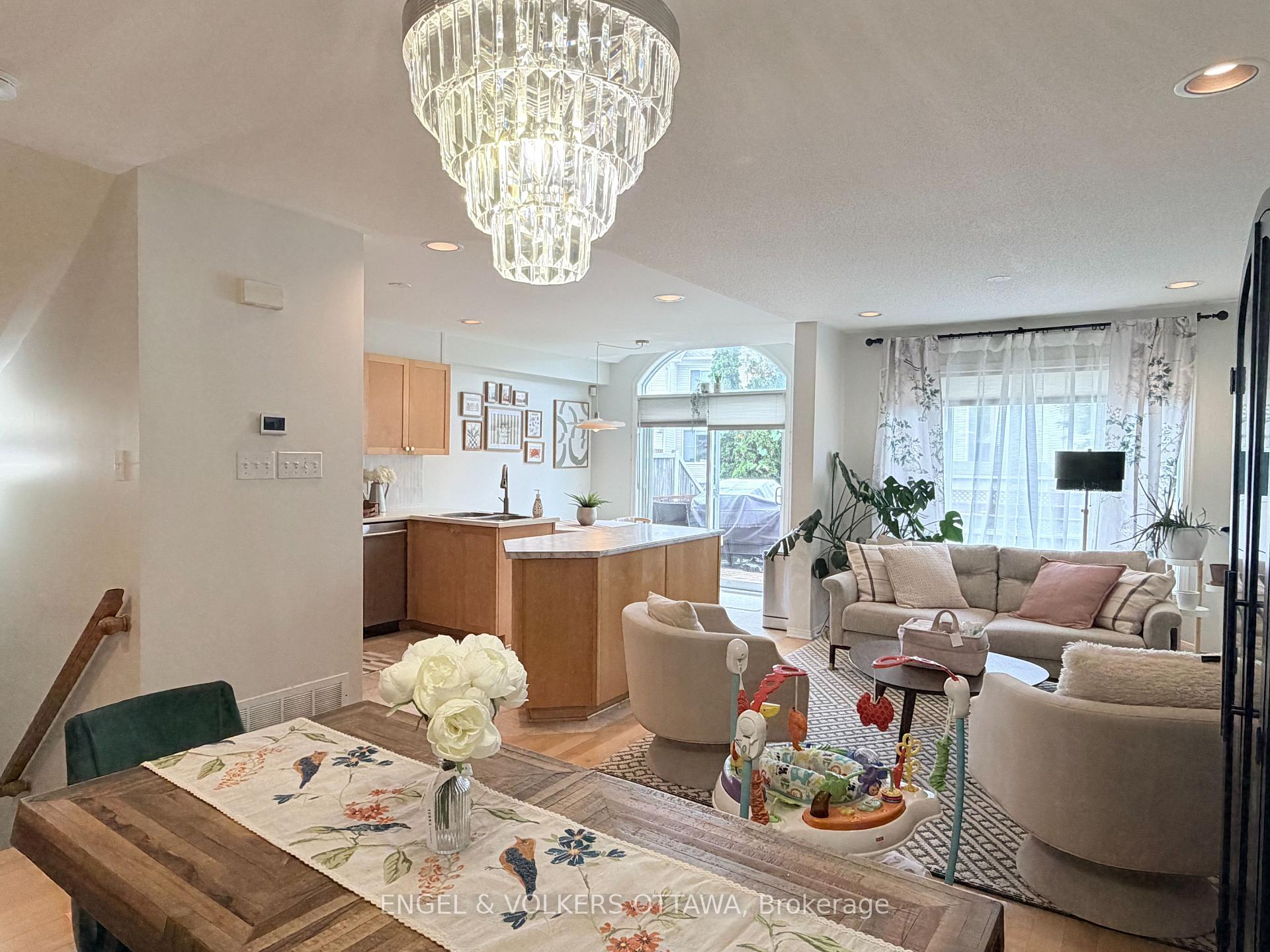 Photo 10 of 124 Landover Crescent, Ottawa, Kanata - Emerald Meadows/Trailwest — HOMEH