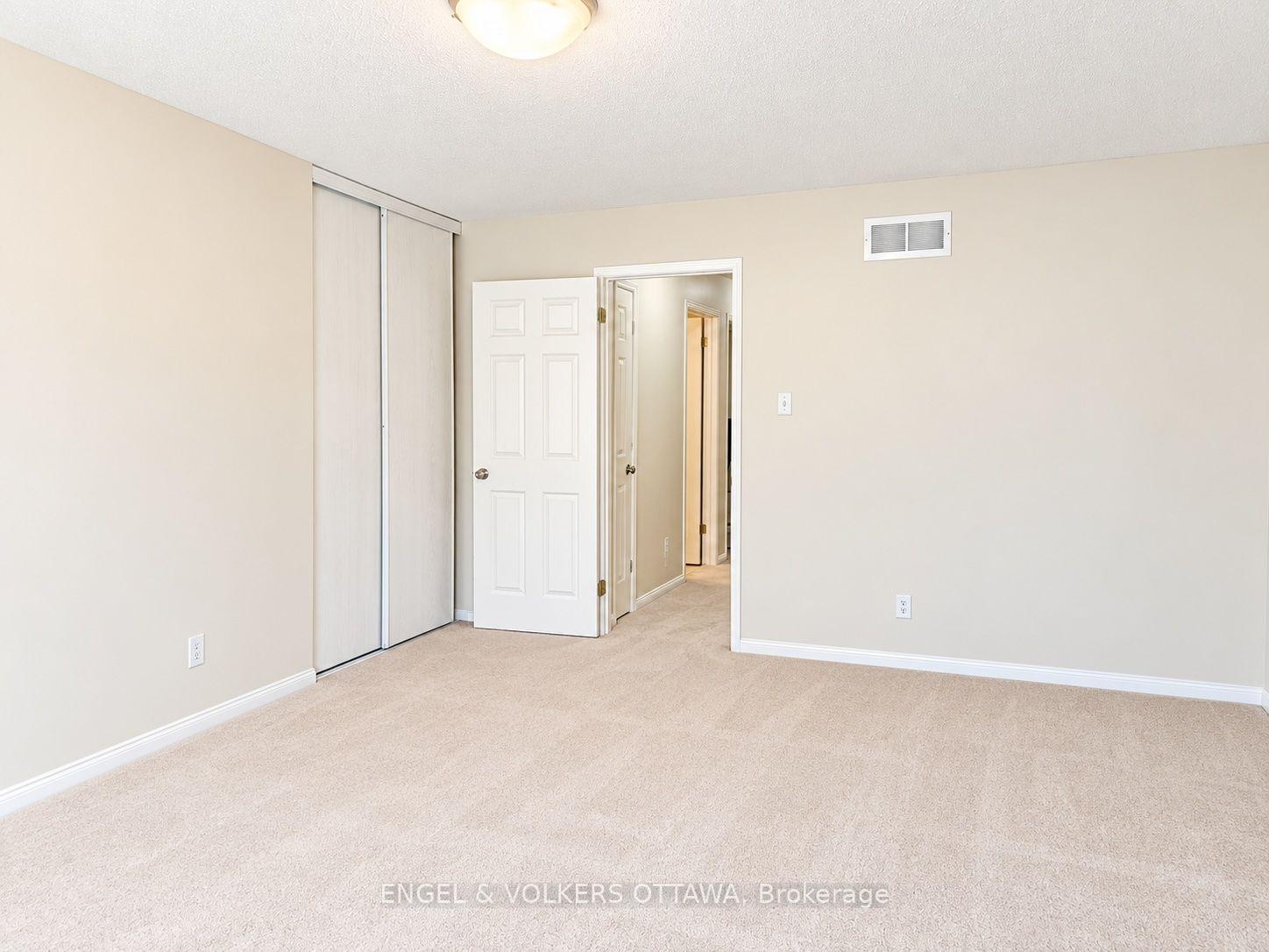 Photo 14 of 124 Landover Crescent, Ottawa, Kanata - Emerald Meadows/Trailwest — HOMEH