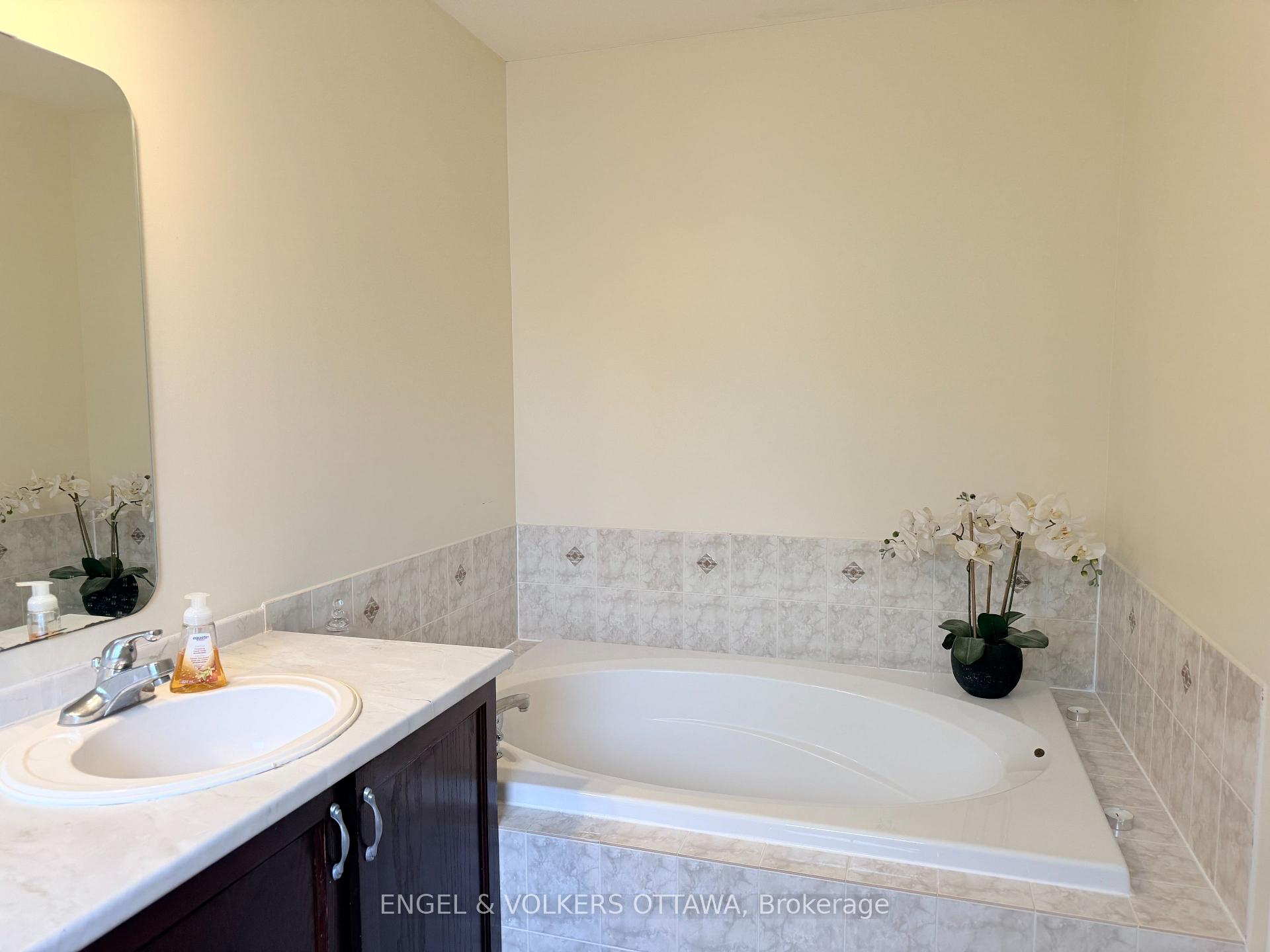 Photo 17 of 124 Landover Crescent, Ottawa, Kanata - Emerald Meadows/Trailwest — HOMEH