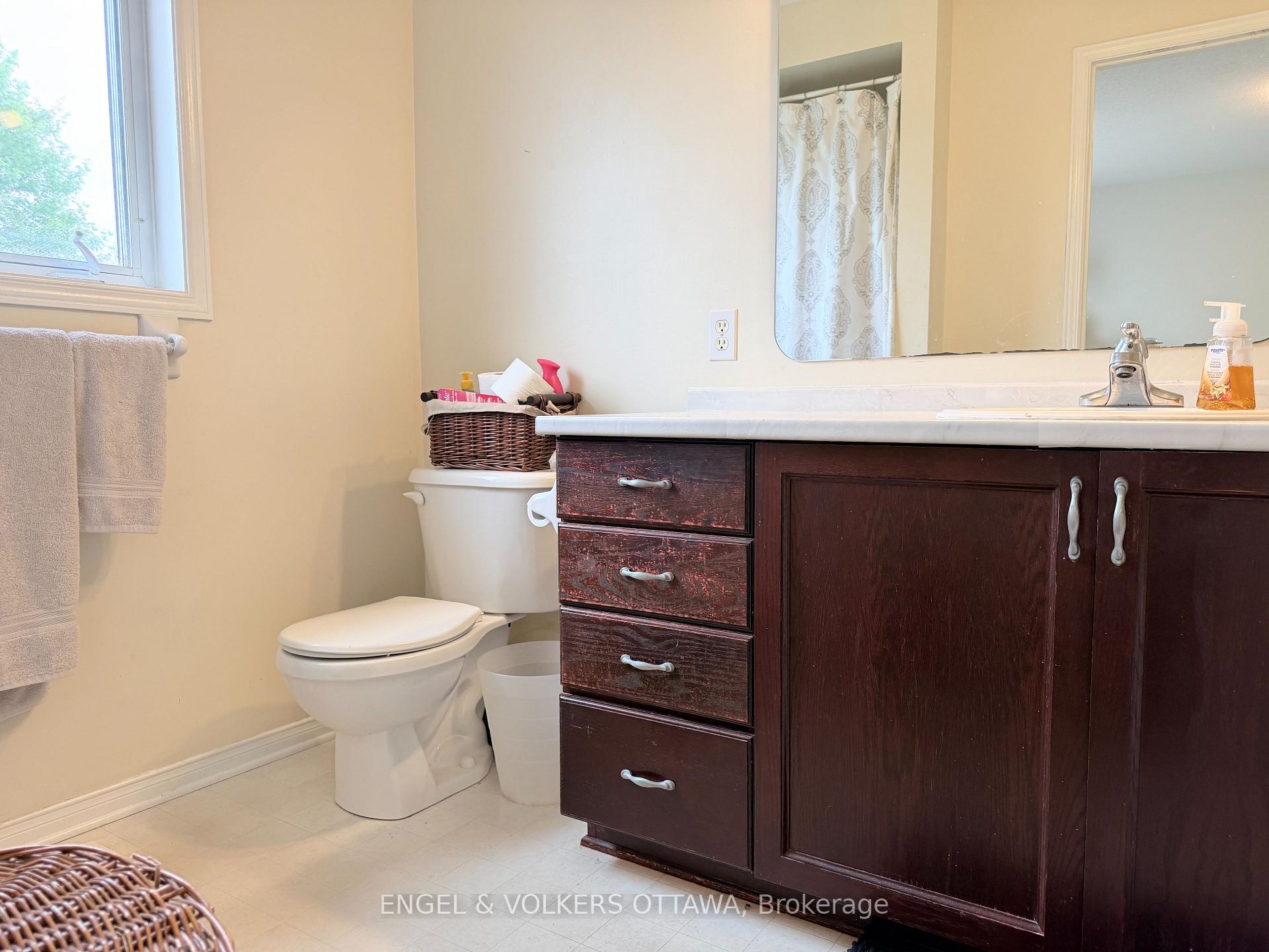 Photo 18 of 124 Landover Crescent, Ottawa, Kanata - Emerald Meadows/Trailwest — HOMEH