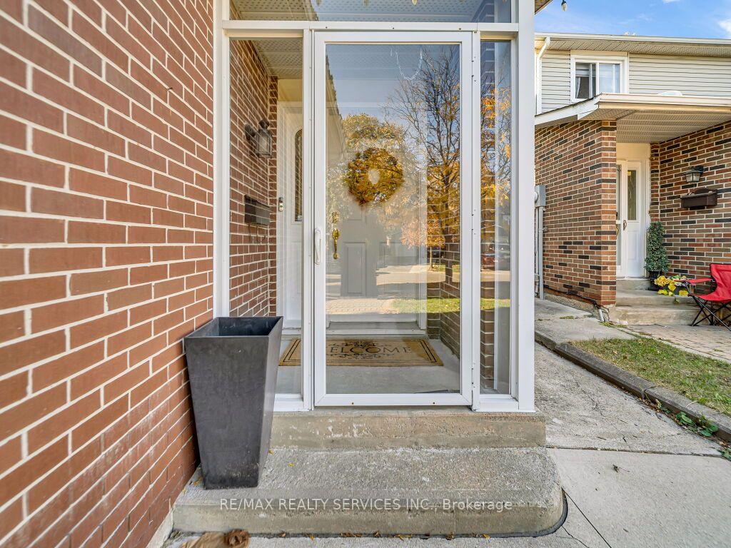 Photo 5 of 158 Fanshawe Drive, Brampton, Heart Lake West — HOMEH
