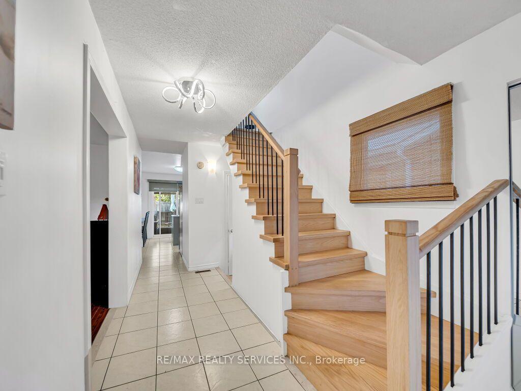 Photo 8 of 158 Fanshawe Drive, Brampton, Heart Lake West — HOMEH