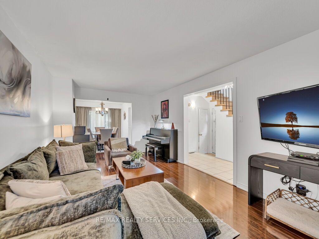 Photo 10 of 158 Fanshawe Drive, Brampton, Heart Lake West — HOMEH