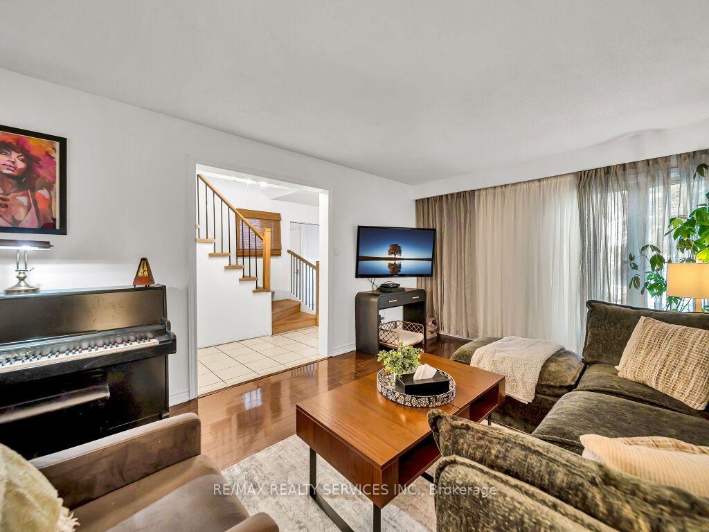 Photo 11 of 158 Fanshawe Drive, Brampton, Heart Lake West — HOMEH