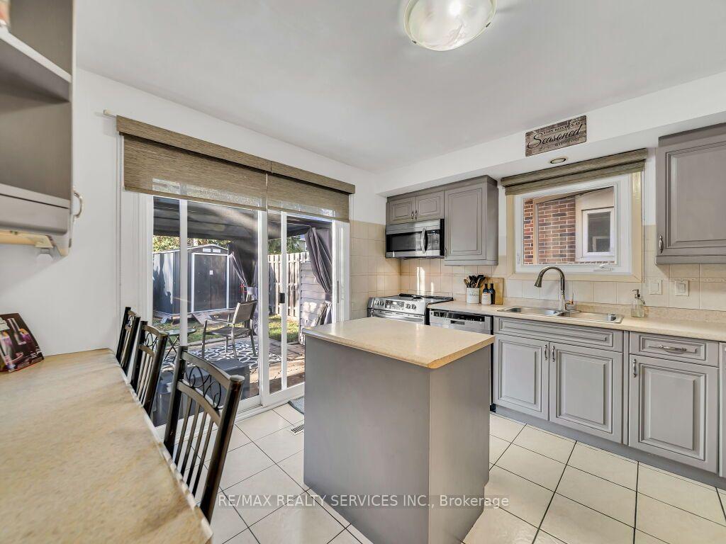 Photo 16 of 158 Fanshawe Drive, Brampton, Heart Lake West — HOMEH