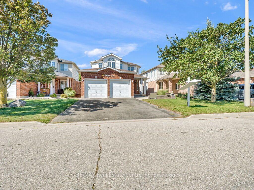 Photo 2 of 61 Moffatt Lane, Guelph, Clairfields/Hanlon Business Park — HOMEH