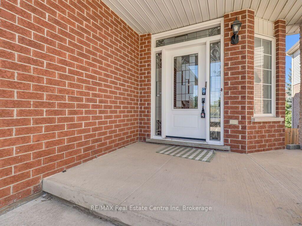 Photo 4 of 61 Moffatt Lane, Guelph, Clairfields/Hanlon Business Park — HOMEH