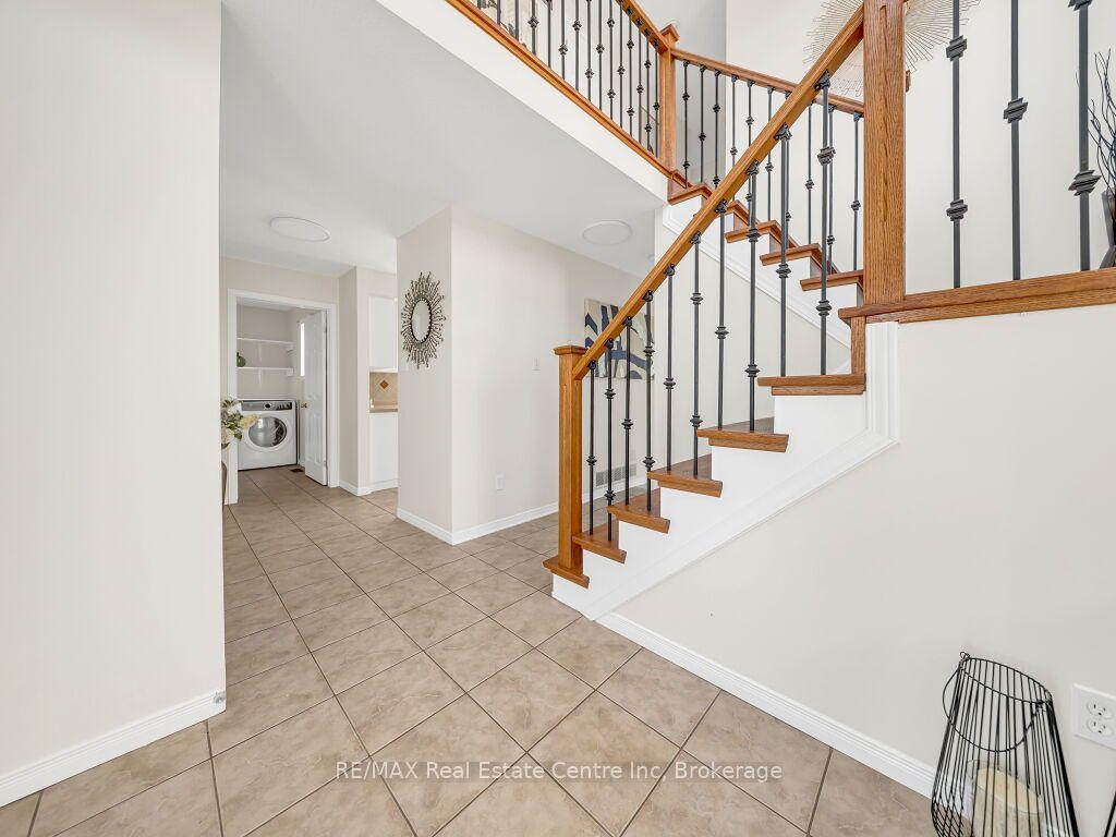 Photo 5 of 61 Moffatt Lane, Guelph, Clairfields/Hanlon Business Park — HOMEH