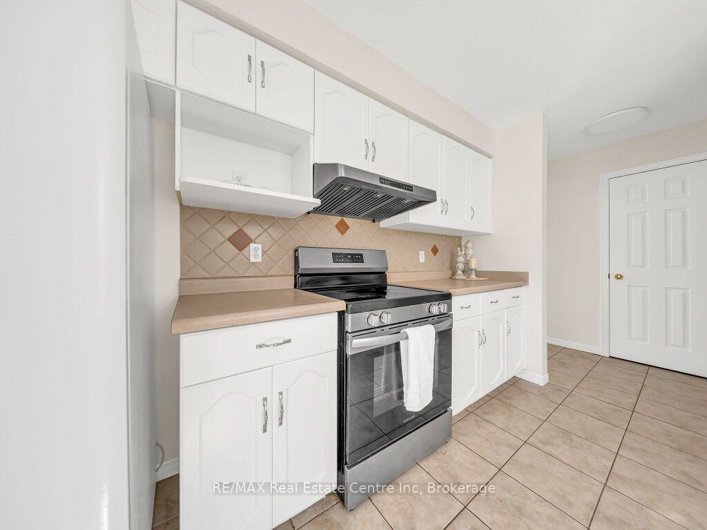 Photo 14 of 61 Moffatt Lane, Guelph, Clairfields/Hanlon Business Park — HOMEH