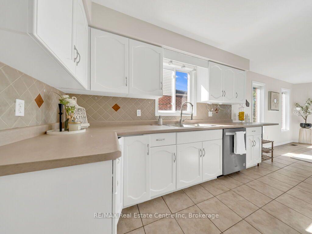 Photo 15 of 61 Moffatt Lane, Guelph, Clairfields/Hanlon Business Park — HOMEH