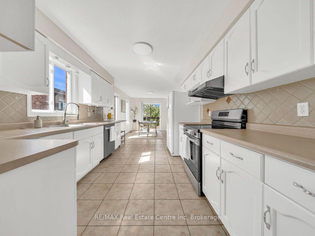 Photo 16 of 61 Moffatt Lane, Guelph, Clairfields/Hanlon Business Park — HOMEH