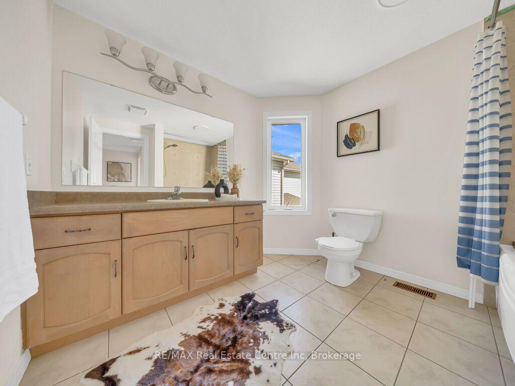 Photo 31 of 61 Moffatt Lane, Guelph, Clairfields/Hanlon Business Park — HOMEH