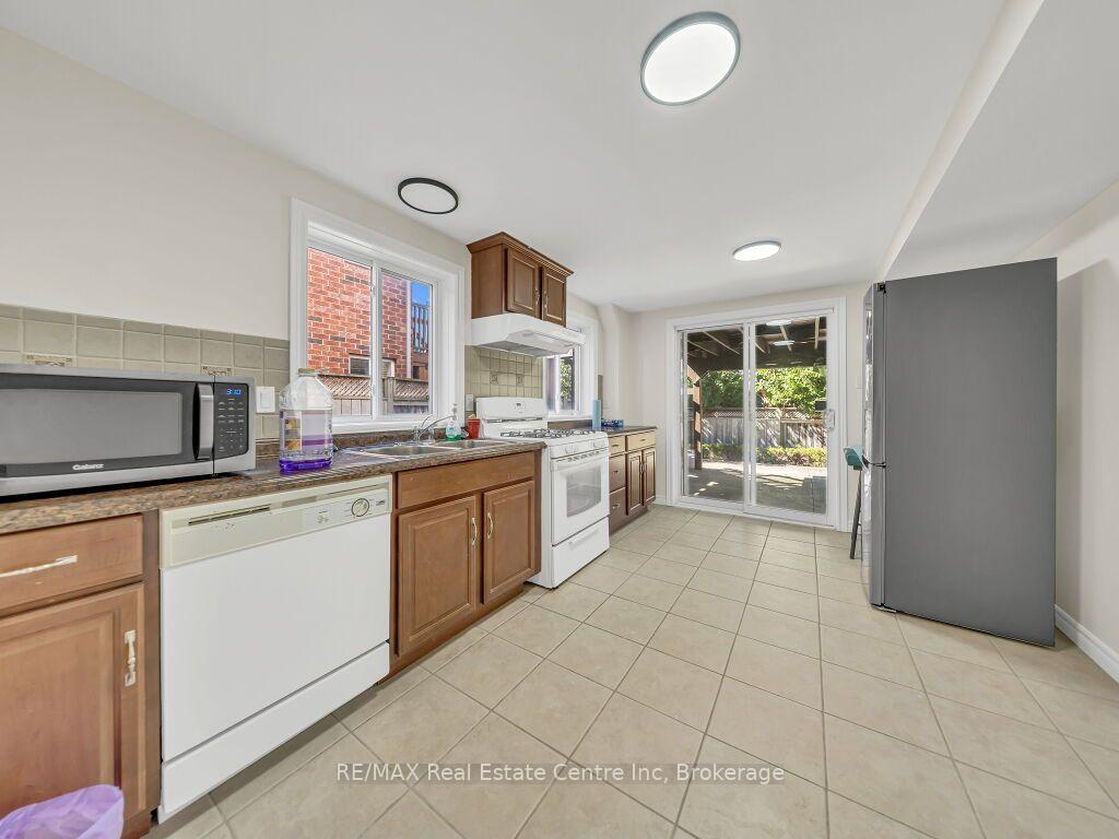 Photo 34 of 61 Moffatt Lane, Guelph, Clairfields/Hanlon Business Park — HOMEH