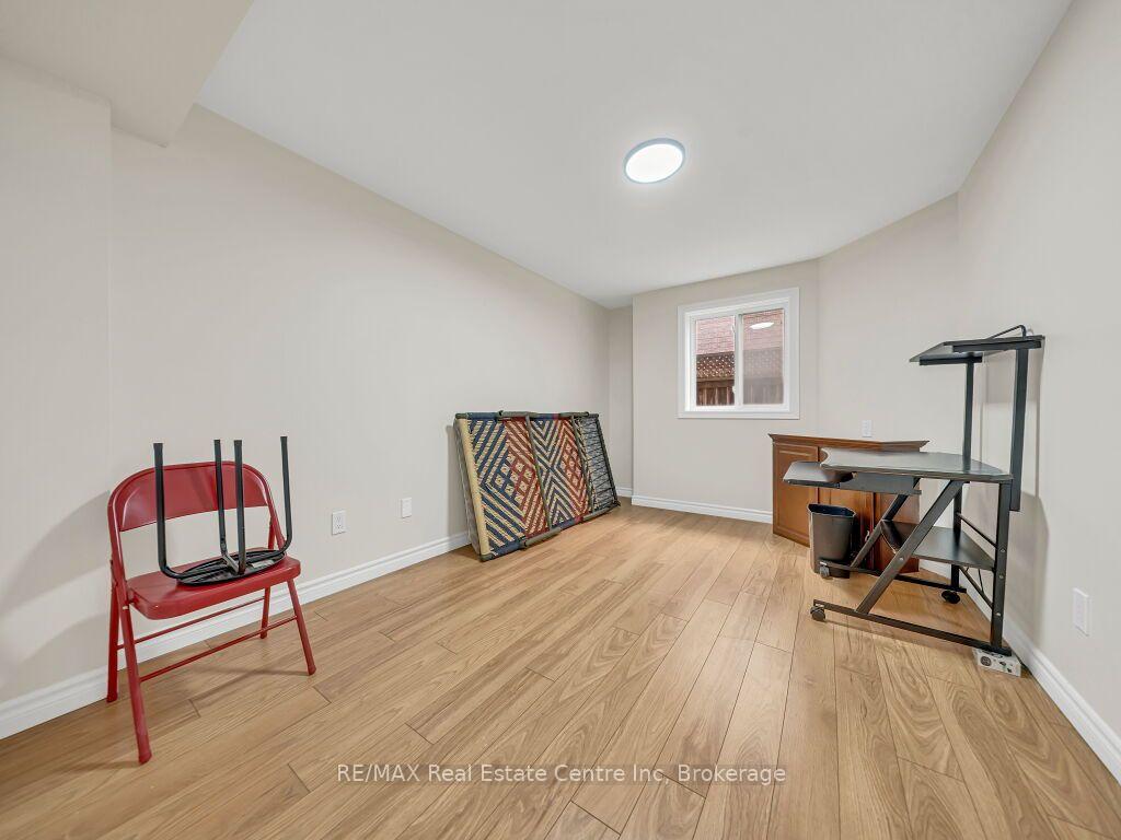 Photo 37 of 61 Moffatt Lane, Guelph, Clairfields/Hanlon Business Park — HOMEH