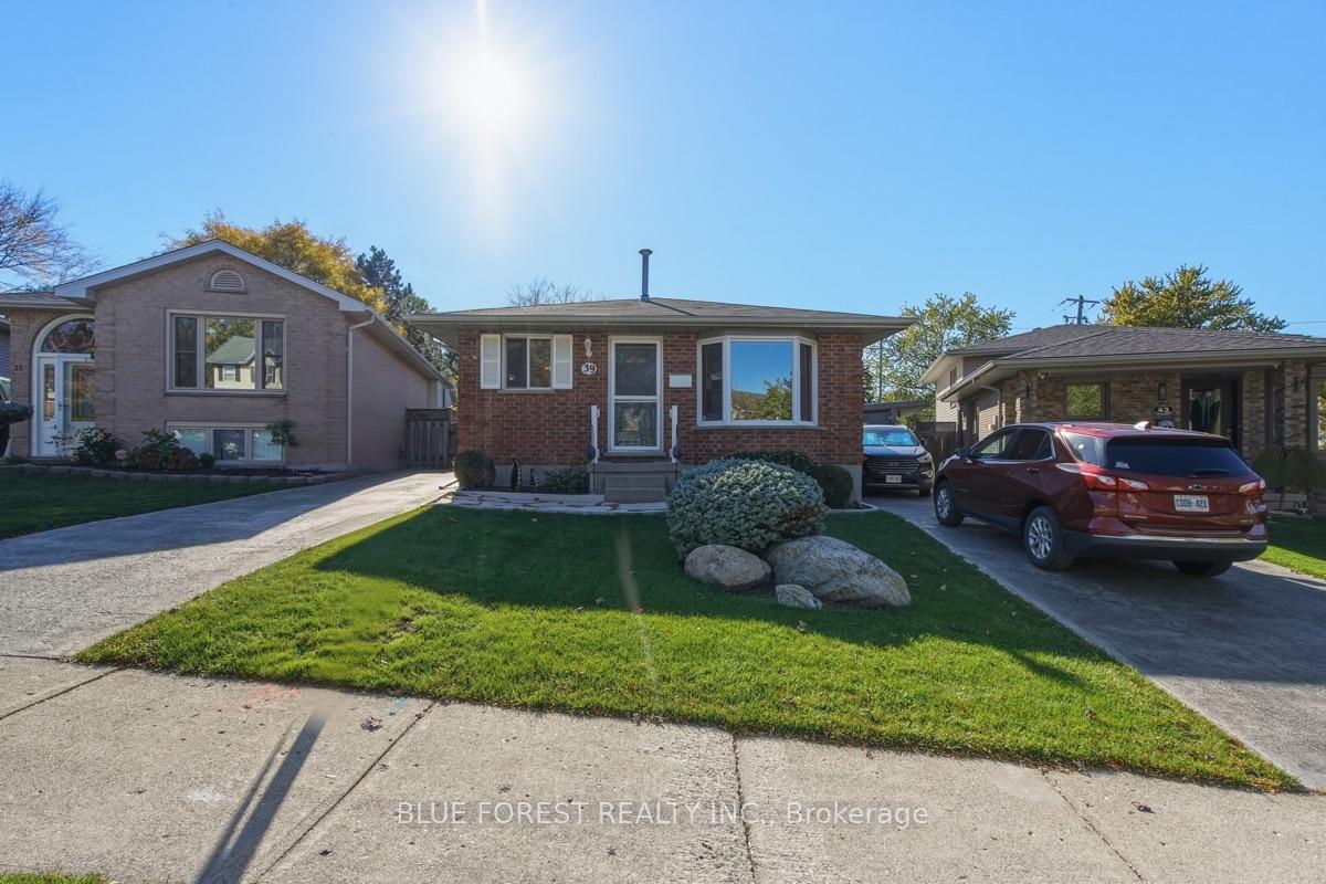 Photo 3 of 39 Gerald Crescent, London, South J — HOMEH