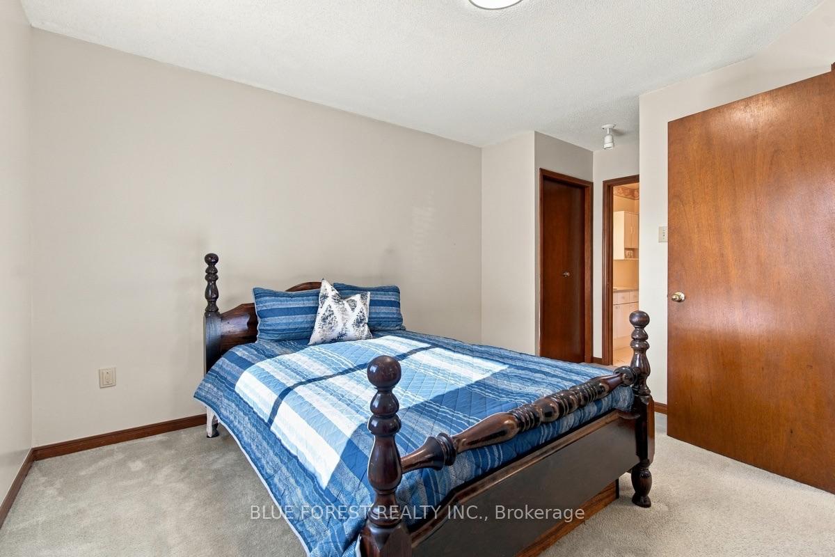 Photo 21 of 39 Gerald Crescent, London, South J — HOMEH
