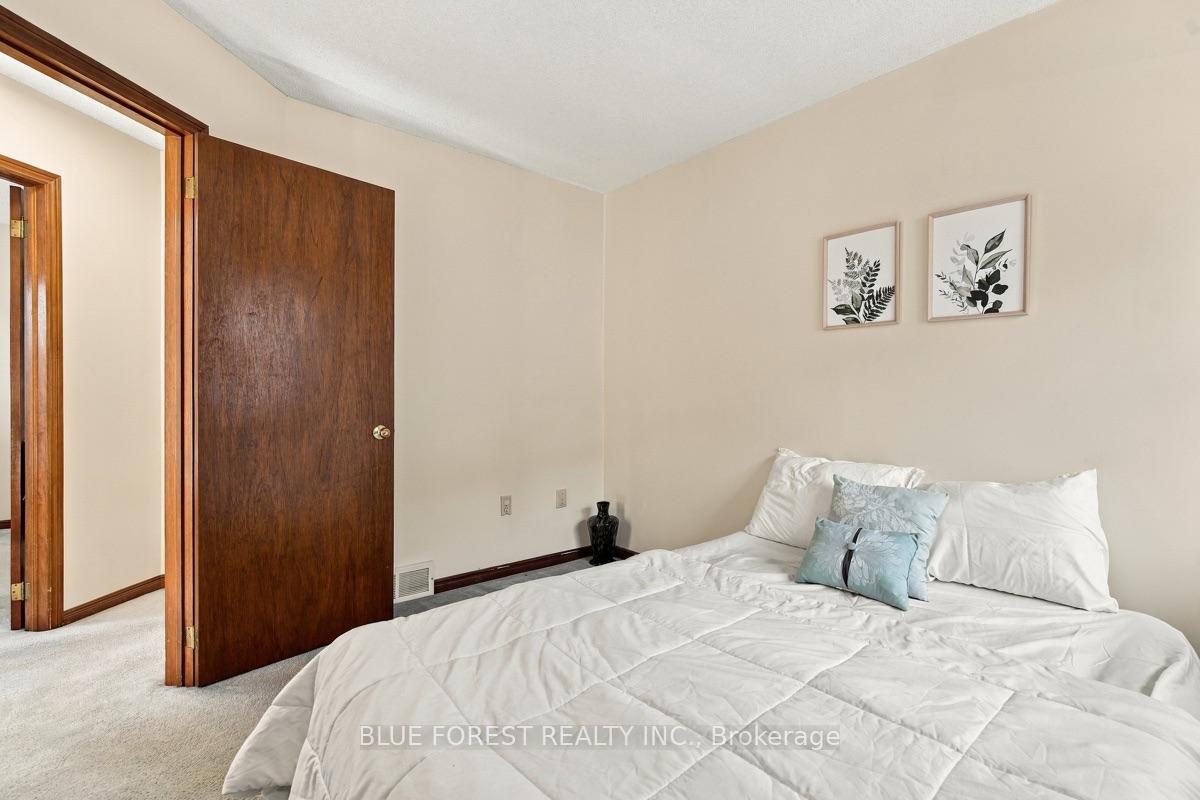 Photo 30 of 39 Gerald Crescent, London, South J — HOMEH