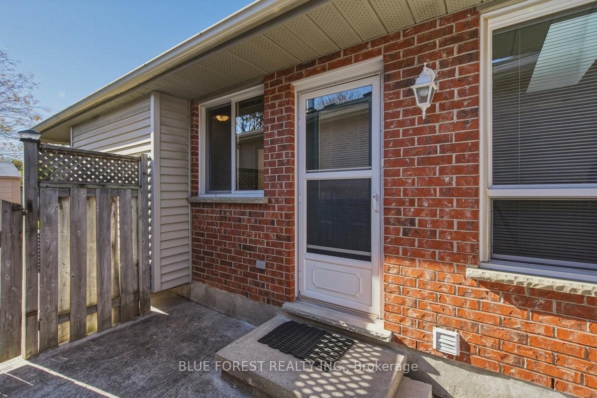 Photo 33 of 39 Gerald Crescent, London, South J — HOMEH