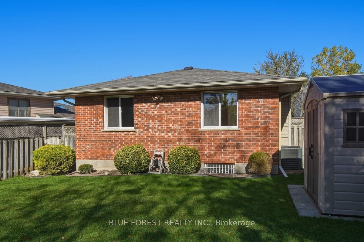 Photo 48 of 39 Gerald Crescent, London, South J — HOMEH
